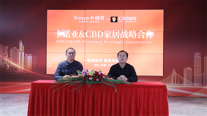 91短视频在线观看免费销售中心副总经理曹崇慧（右）与CBD家居负责人签订合作协议

